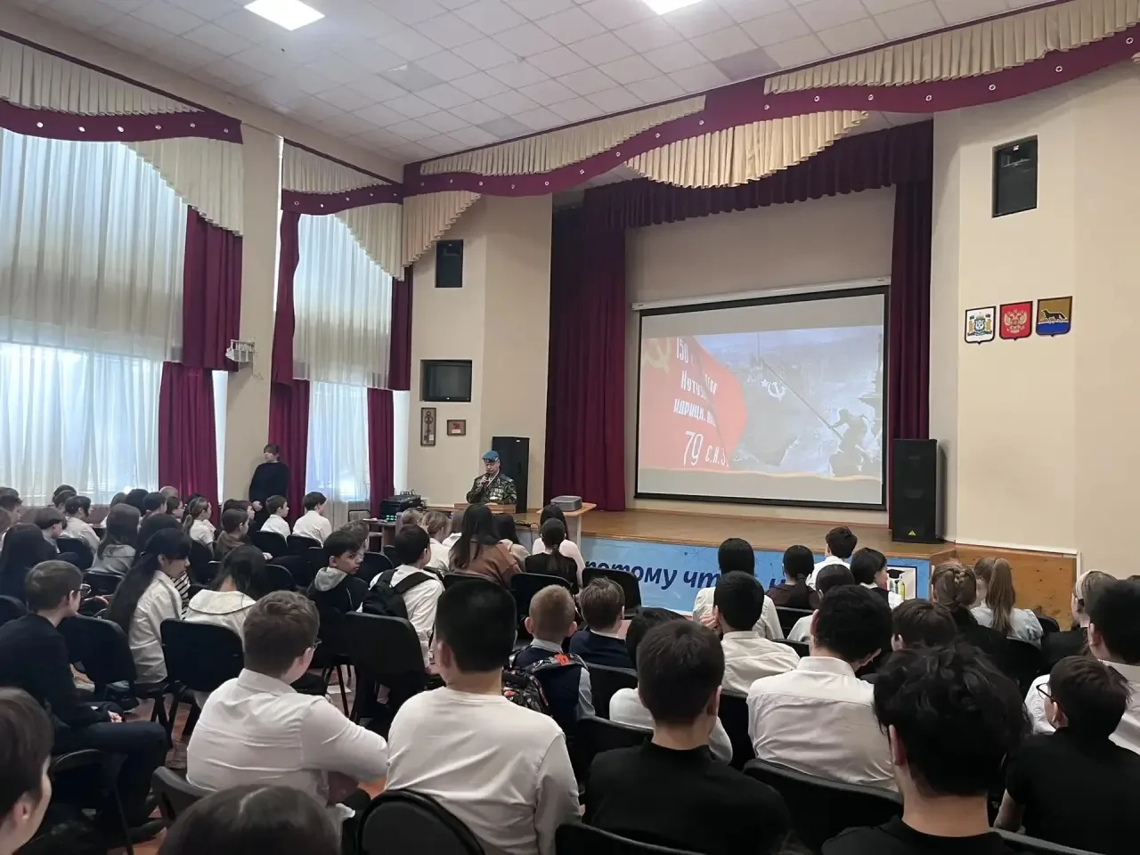 🎓 Урок Мужества: когда сердце бьётся чаще,а в душе — гордость  Сегодня в нашей школе случилось что‑т