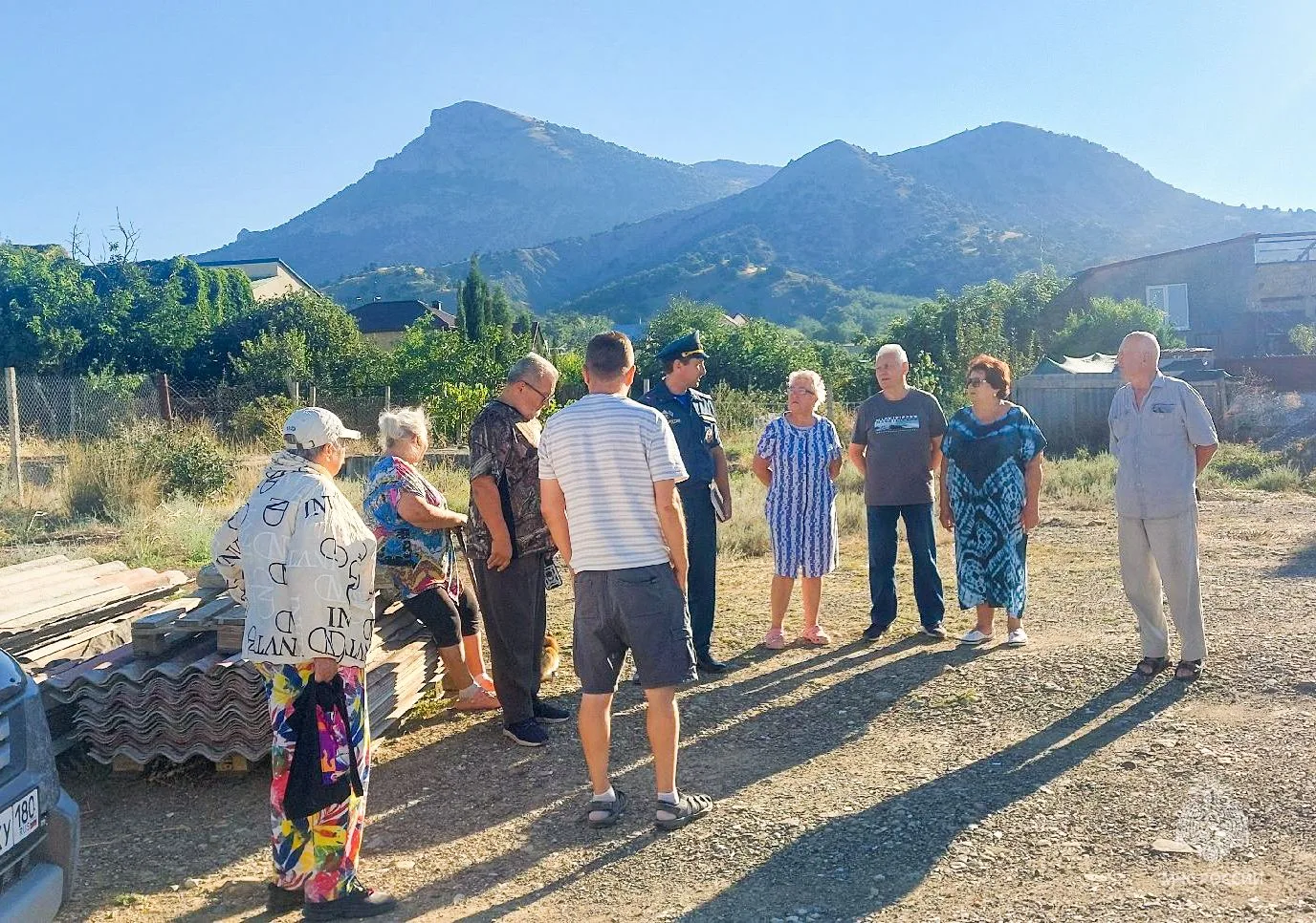 В Крыму сотрудники МЧС России напоминают садоводам о мерах пожарной безопасности