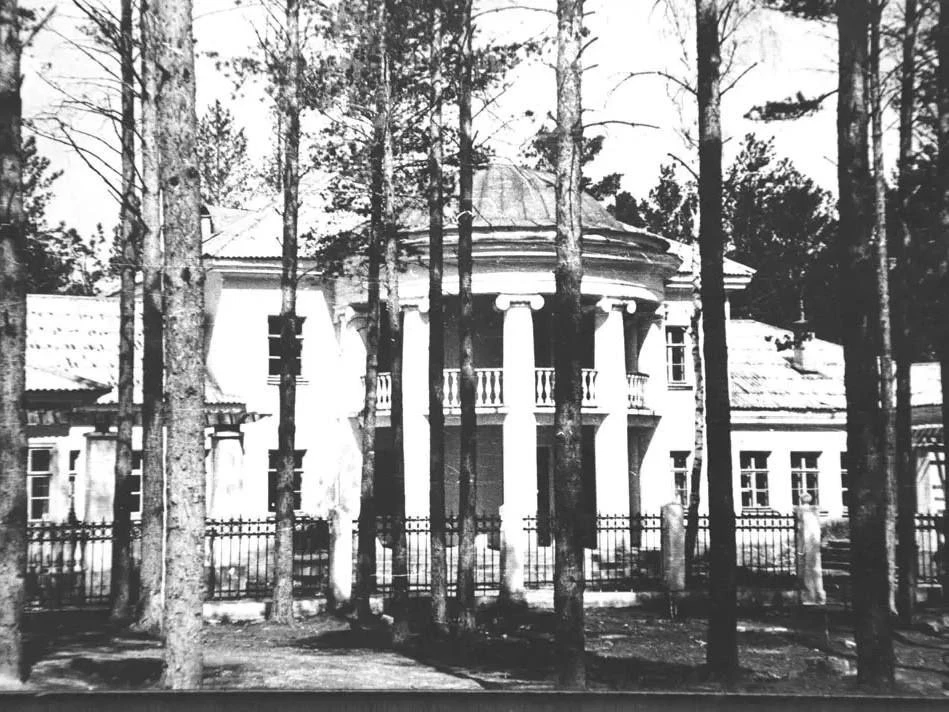 Перед вами дошкольное учреждение, введённое в эксплуатацию в 1949 году на ул. Сибирской...