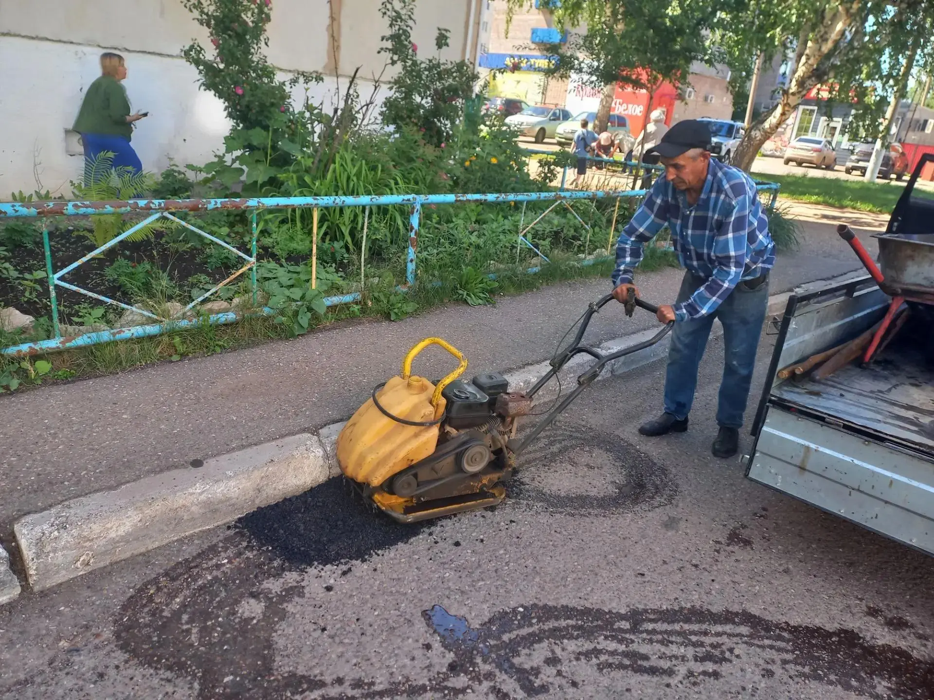 🔹 Выполняются работы по ямочному ремонту асфальтобетонного покрытия многоквартирных домов №№14 и 16