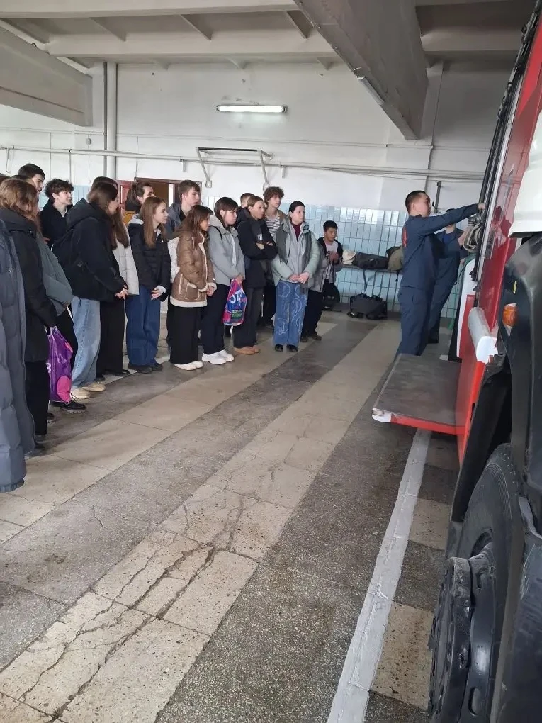 🧯В рамках профориентационной работы учащихся 8в класса посетили пожарно- спасательную часть 2 в Крас