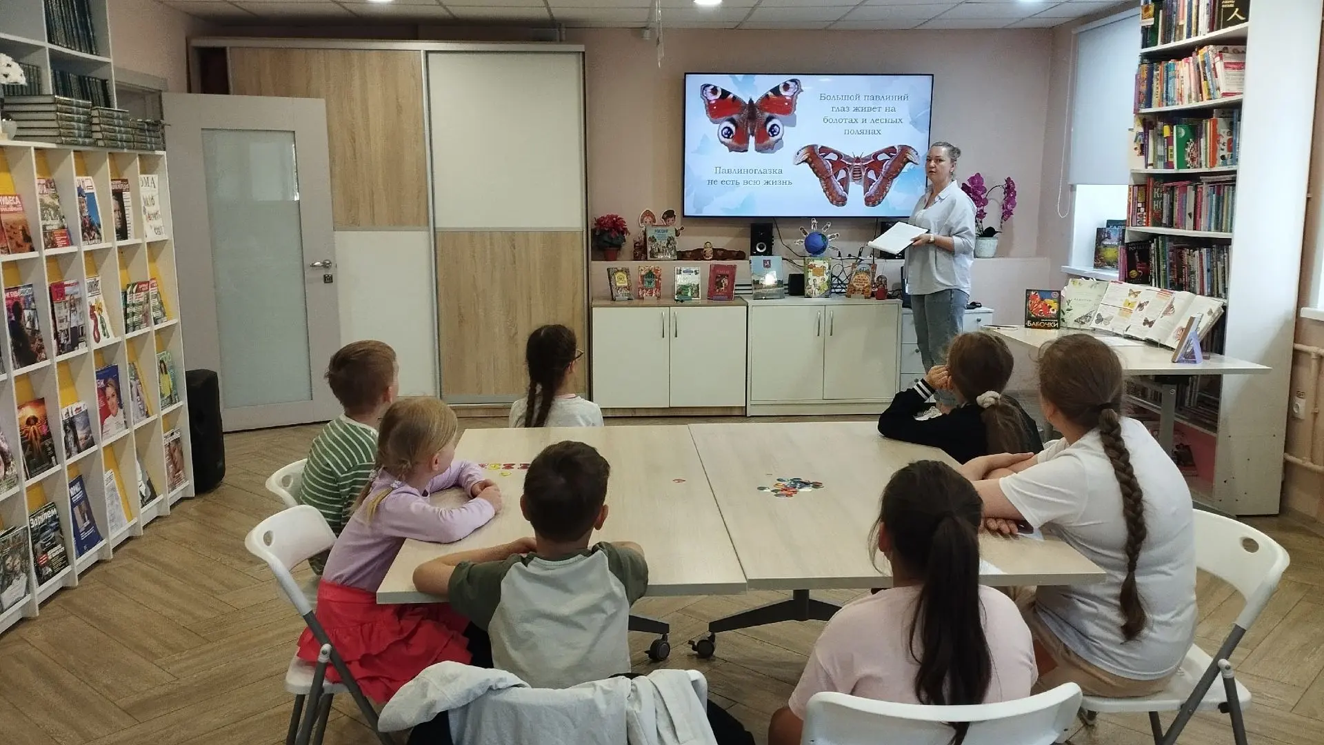🦋Сегодня наша библиотека превратилась в настоящее королевство бабочек, куда заглянули юные исследов