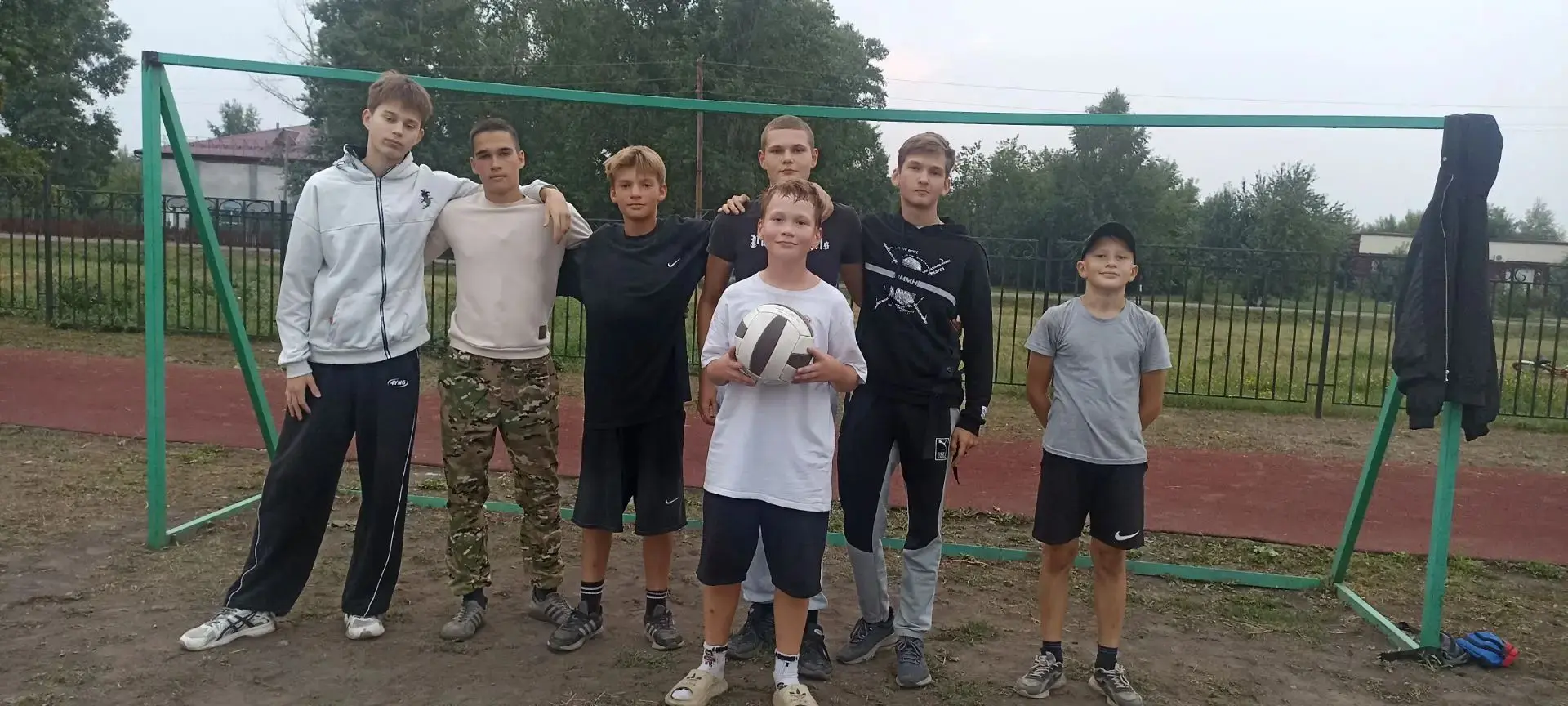 22 июля на стадионе в д. Юный Пионер провели игру на свежем воздухе «Футбол» между двумя детскими ко