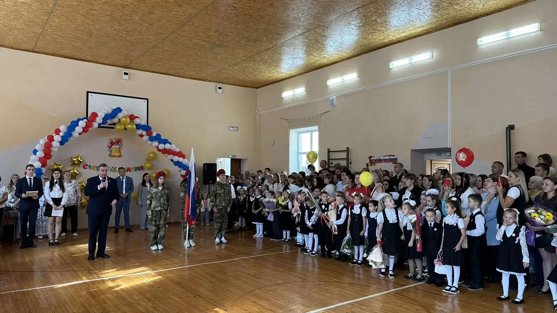 Сегодня,традиционно, в нашей школе прошла торжественная линейка, посвящённая Дню знаний.