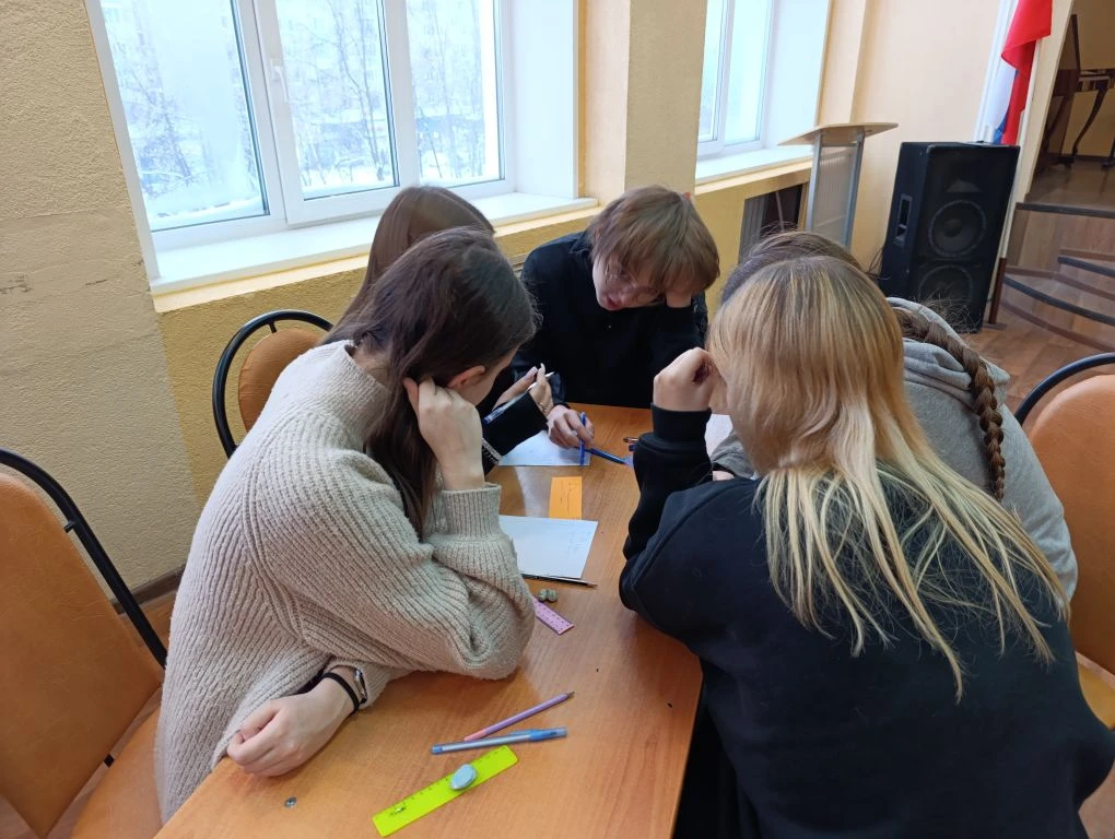 У нас сегодня в школе кипели страсти! Девятиклассники и десятиклассники сражались в геометрическом т