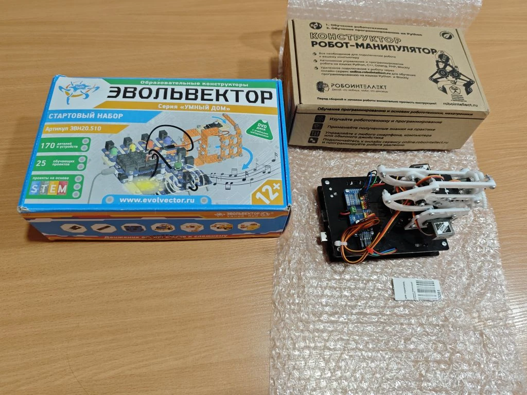 Особая благодарность нашей выпускнице за помощь школе!! Она подарила образовательные конструкторы дл
