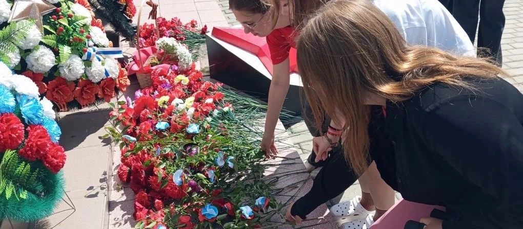 11 июня прошла патриотическая акция «Соцветие единства». В ходе акции дети изготовили и возложили цв
