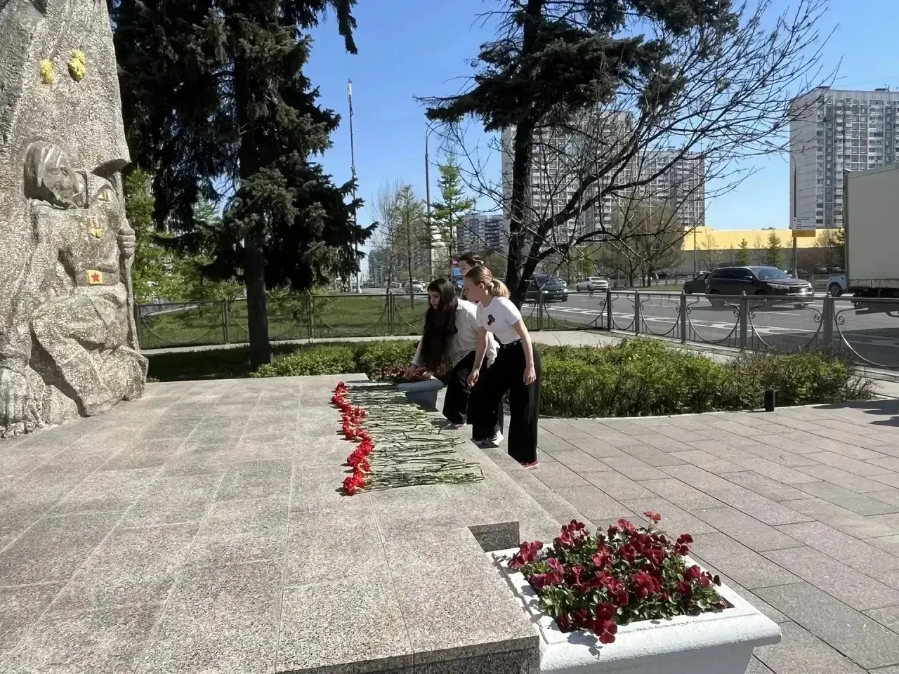 Память жива: «Красные гвоздики» и наша забота о героях!🕯️  Волонтеры отряда «Горящие сердца» и учени