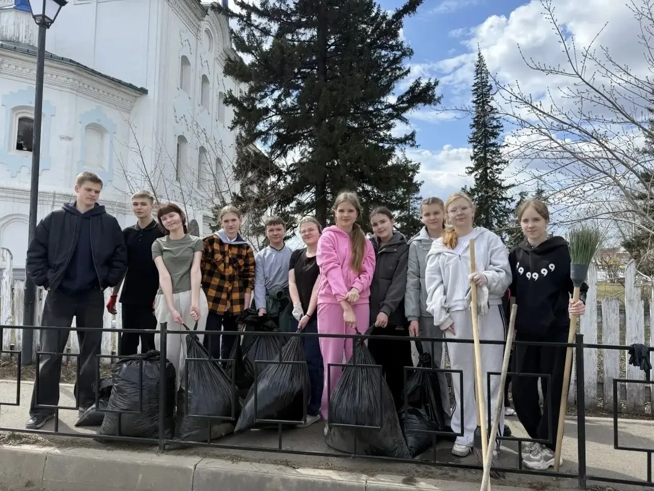 Одна команда — одно большое дело!   Наши волонтеры продолжают преображать мир вокруг себя. На этой н