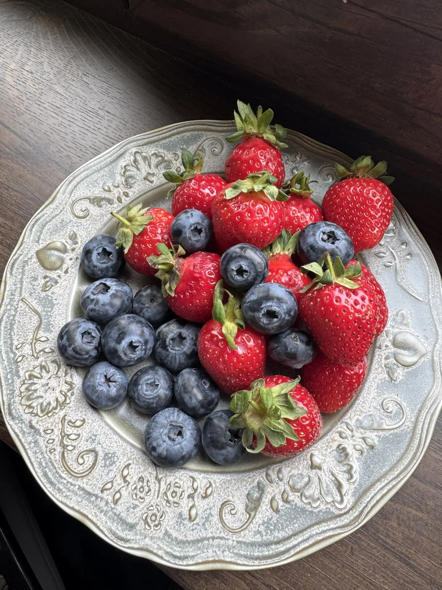 Я улучшаю себе настроение в такую погоду ягодами, Сева цветочками🫐🍓🌸