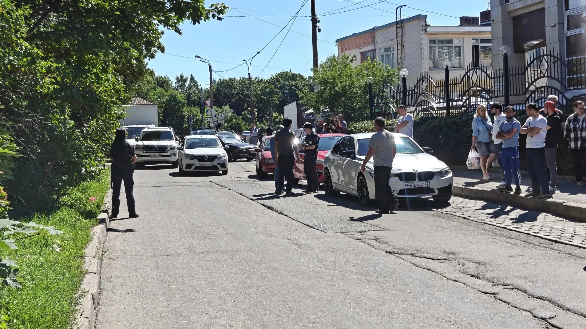 Стрельба на улице Массальского в Красном Селе — после конфликта из-за припаркованной машины. Ранены 