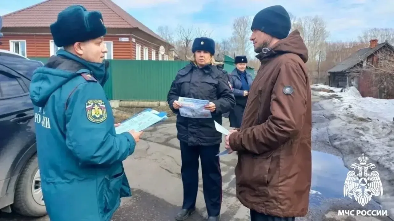 🚨 Паводок не прощает ошибок — будь готов заранее!  В период ледохода на реке Кондома сотрудники Осин
