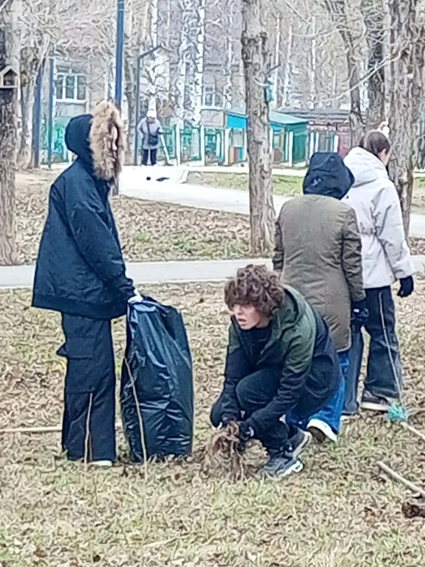 🌟 Любовь к Родине начинается с любви к родному городу, с любви к родной школе.  🧹🪣 Субботник-это доб