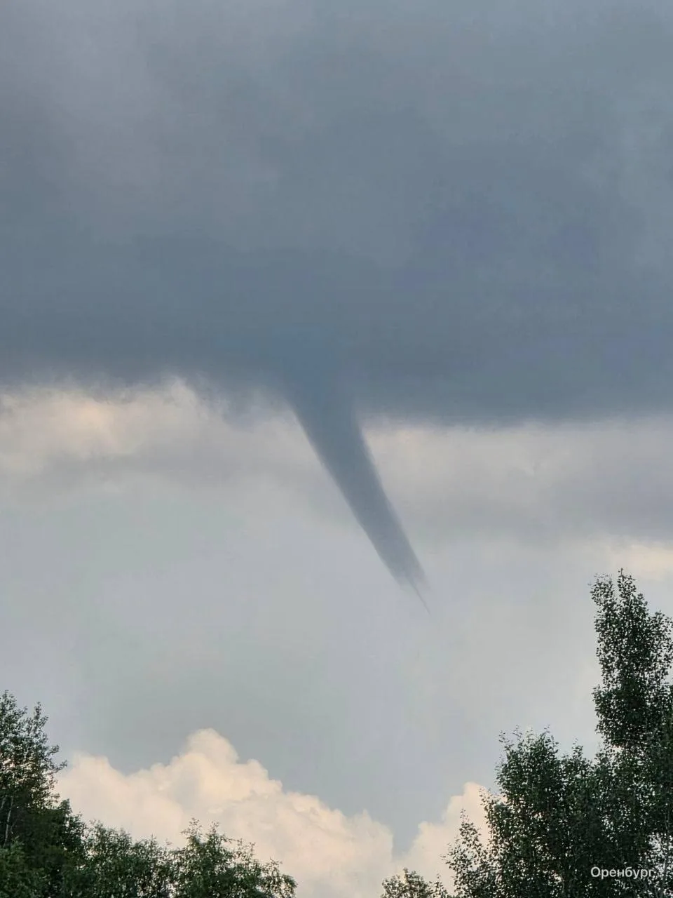 🌪 Торнадо видно в Оренбургском районе

В Оренбургском районе очевидцы сообщили о формировании торна