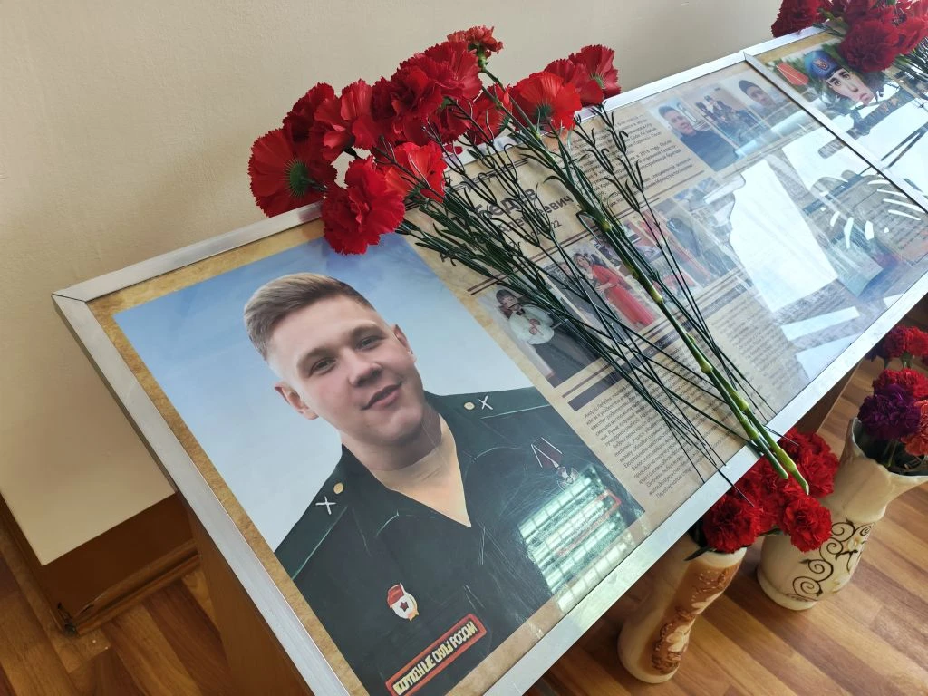 Угасшая юность… Повергнут мальчишка навеки во тьму, Ах, что же вы, ангелы, Так что ж вы ,хранители, 