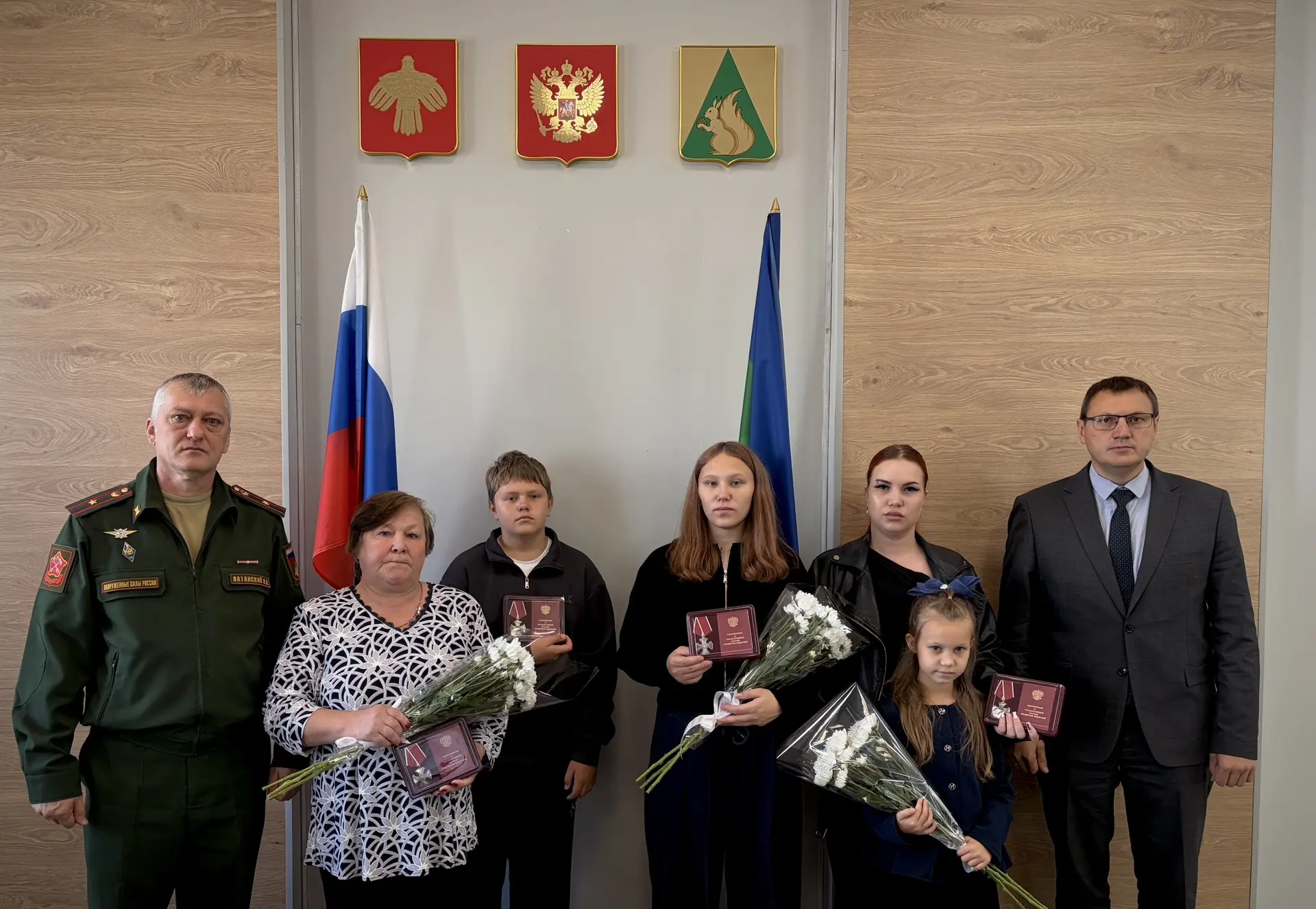 Вечная память героям.. В администрации района семьям погибших защитников Отечества пере...