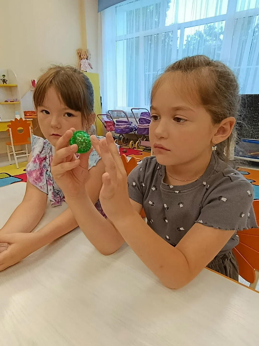 🏆🌞☀Чтобы речь была красивой, а ручки — умелыми, мы играем с „ёжиками“. Массаж Су-Джок — это весело