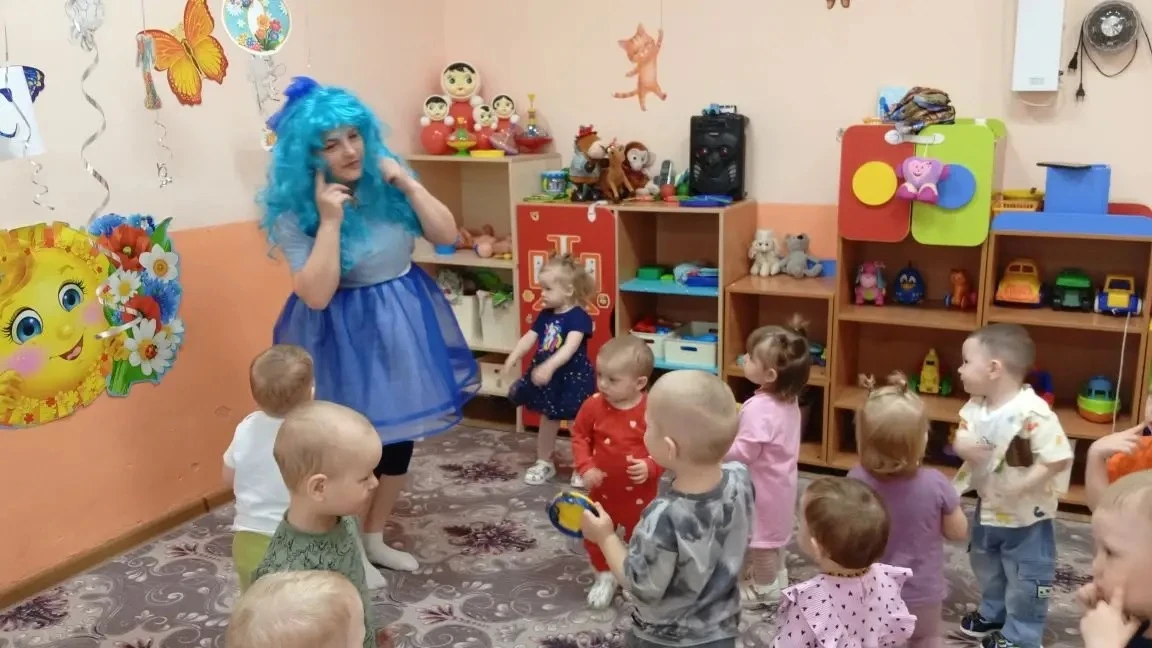 Сегодня,в первый день лета,в День защиты детей,к деткам ранней группы "Ладушки " пришла...