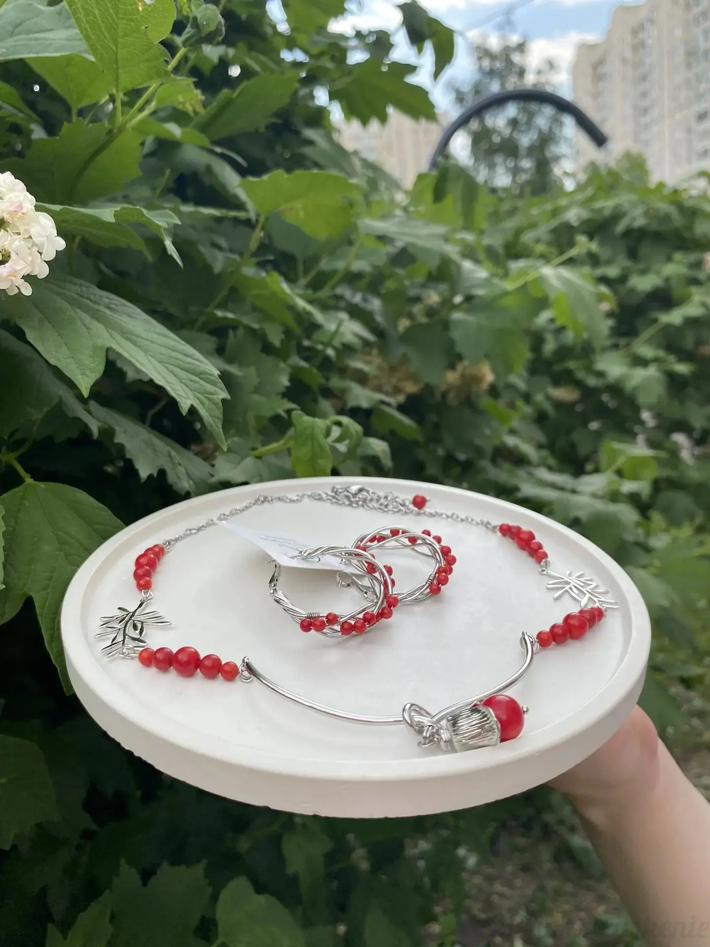 Комплект «Рябиновая россыпь» 🍒

Украшения с красным кораллом хорошо работают как цветовой акцент в 