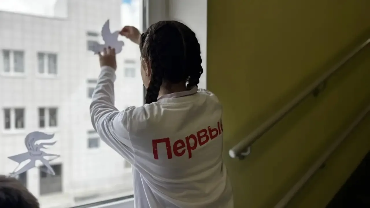 ⭐ ПЕРВЫЕ нашей школы присоединились к акции "Окна Победы" ⭐  🧷Активисты приняли участие в украшении 