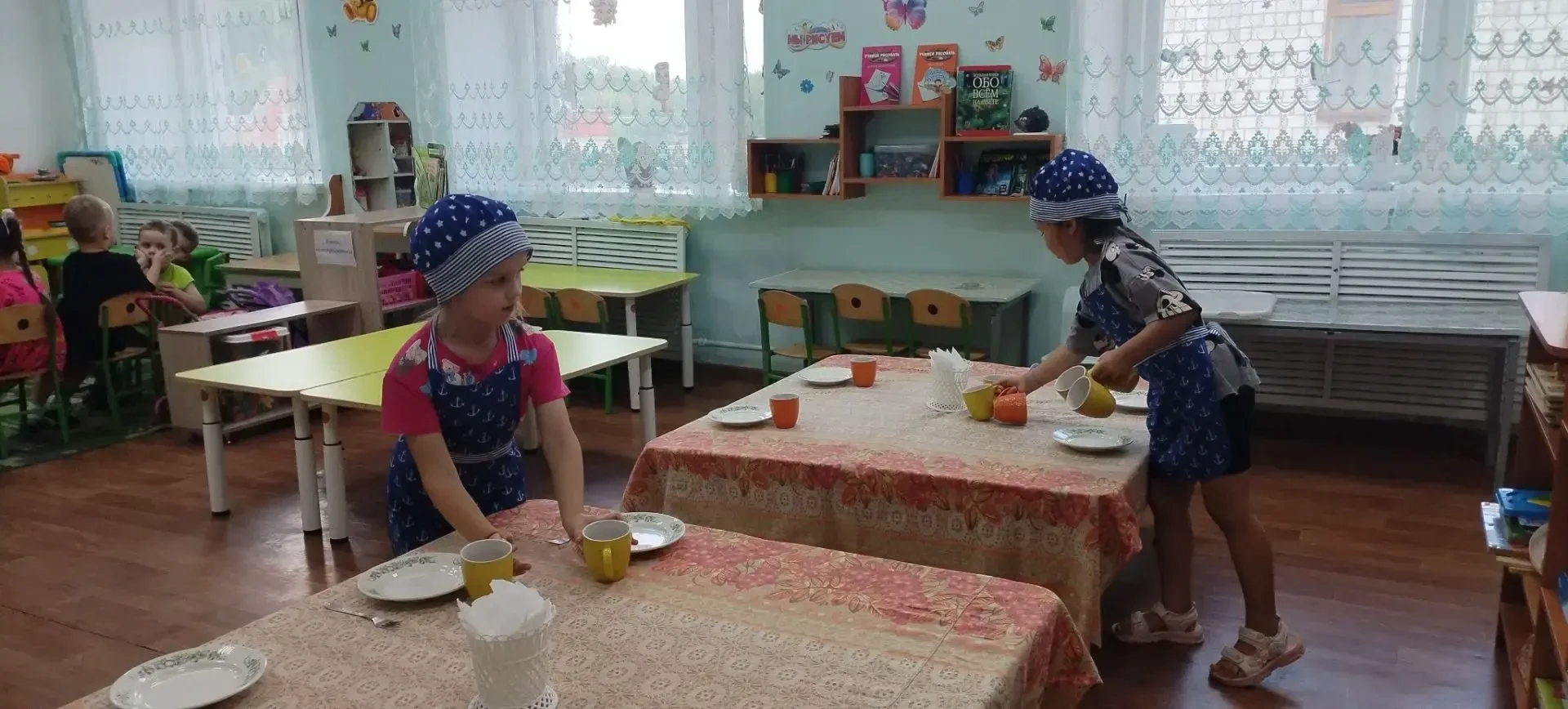 ОРГАНИЗАЦИЯ ДЕЖУРСТВА 😋Ужин 🥗 и значит в каждой группе дежурные берутся за свои обязанности. Дети 