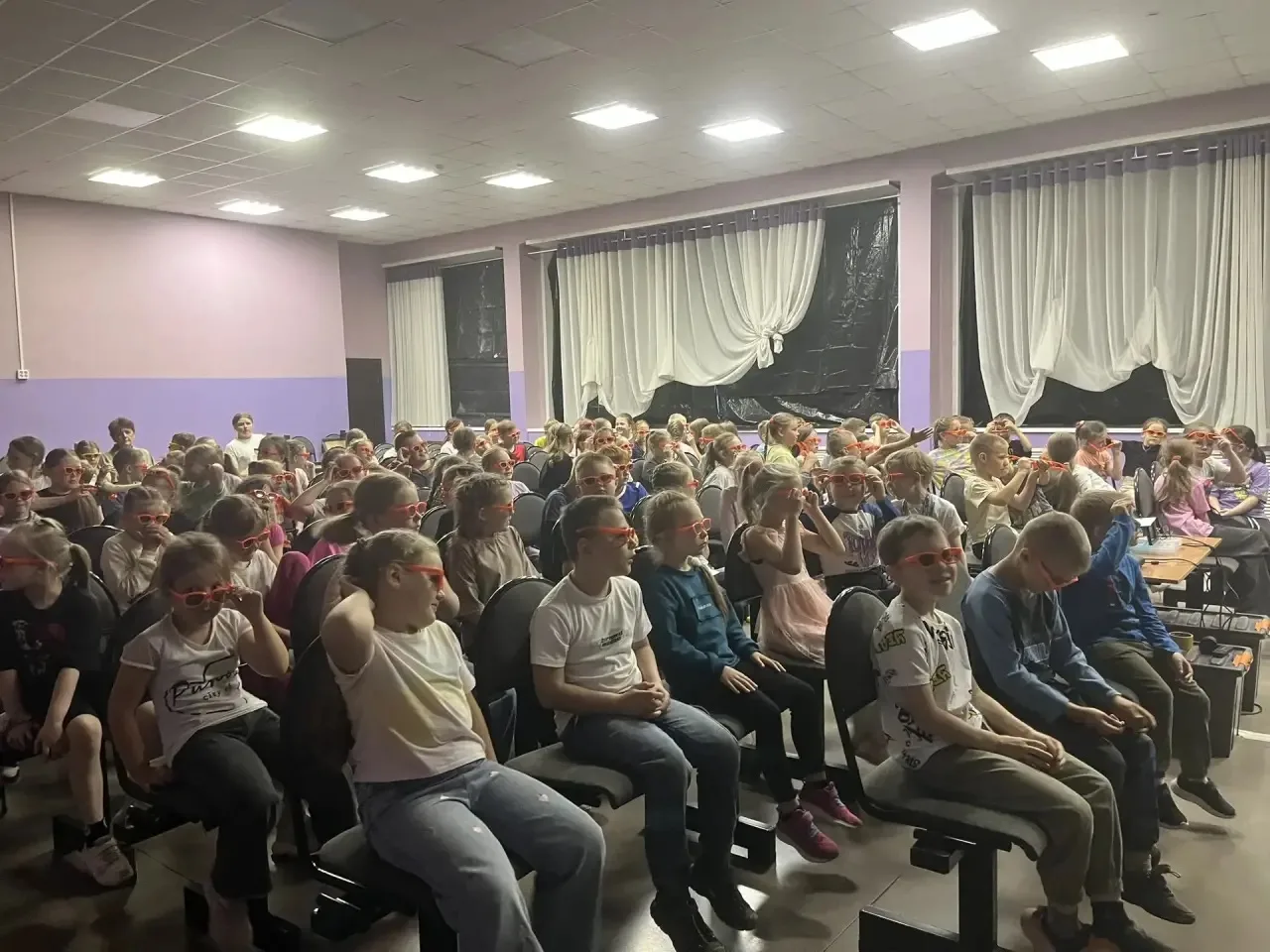 ДВЕНАДЦАТЫЙ ДЕНЬ В ШКОЛЬНОМ ЛАГЕРЕ
— 3D‑кино и безопасность ☀️

Сегодняшний день запомнится ребятам 