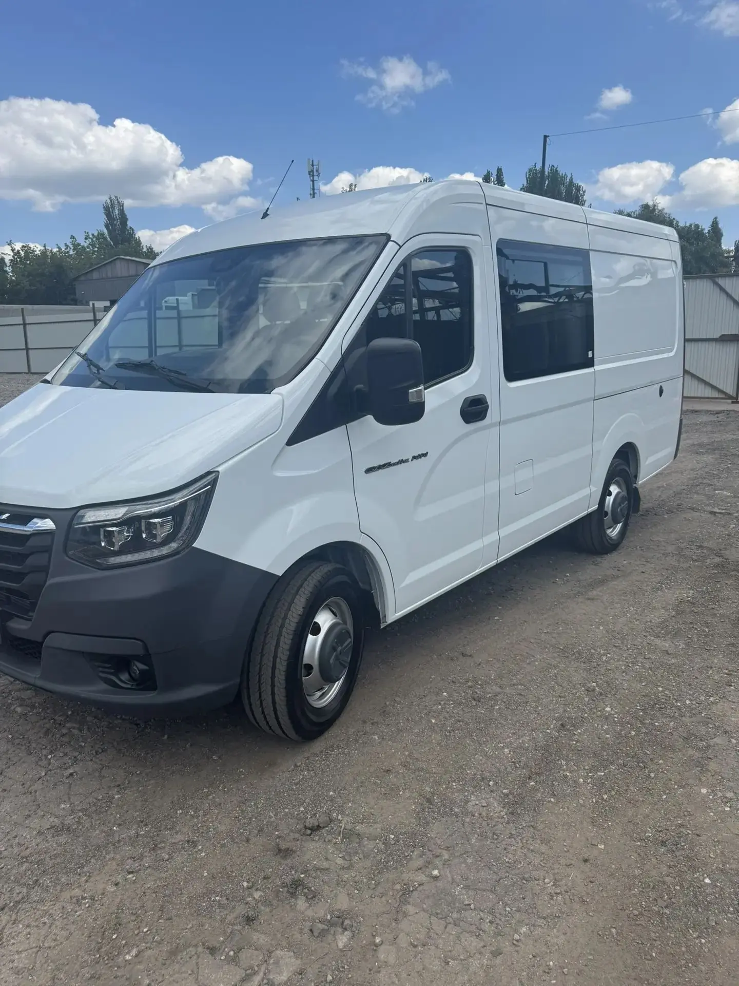 Продам новый автомобиль Газель 2.5 , mt, 2026 года, есть небольшой косяк на левом борту...