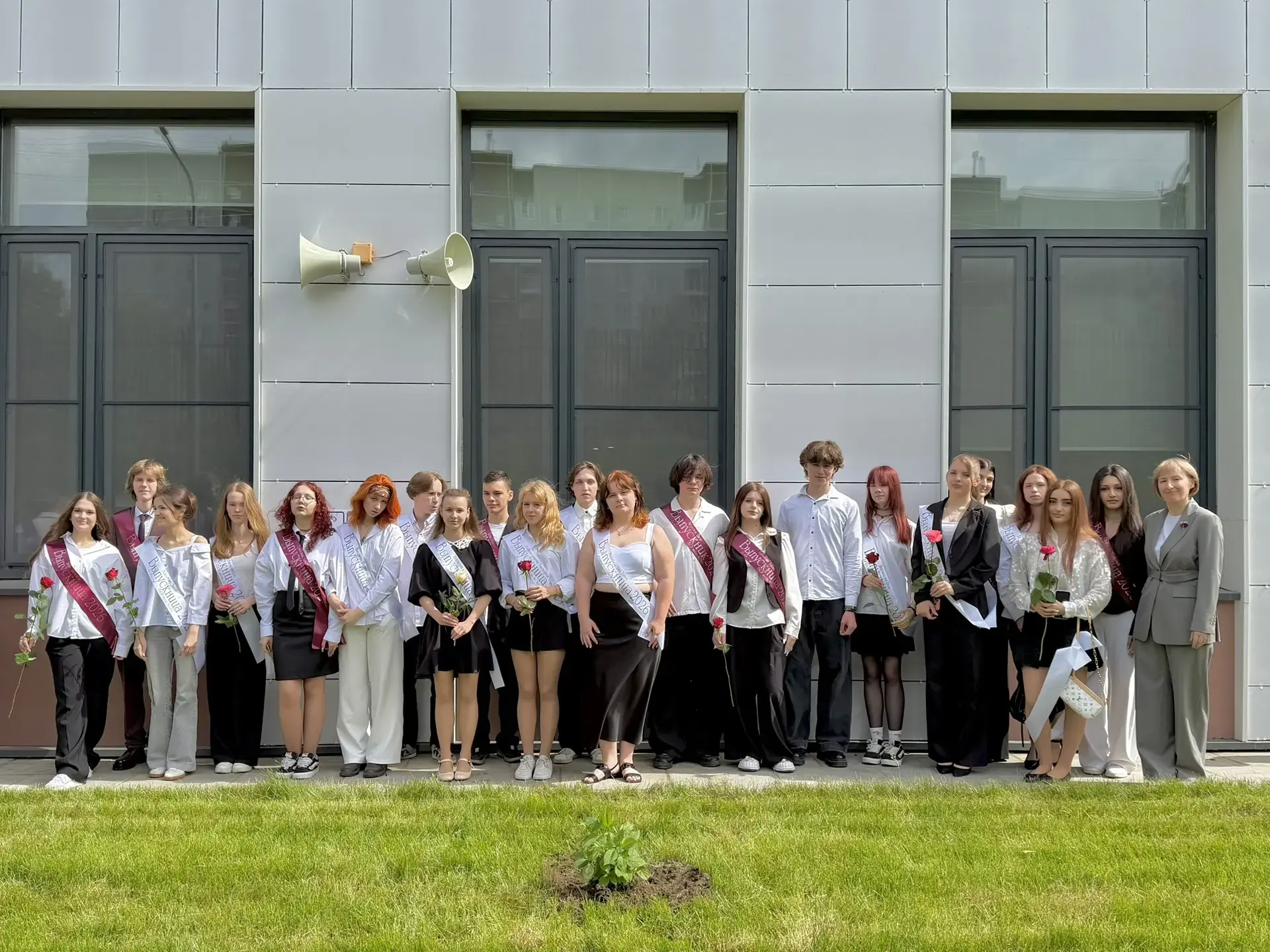 СИРЕНЬ ПАМЯТИ  🌸 Дорогие наши выпускники, родители и учителя!  ✨ Вот уже звенят последние звонки, а 