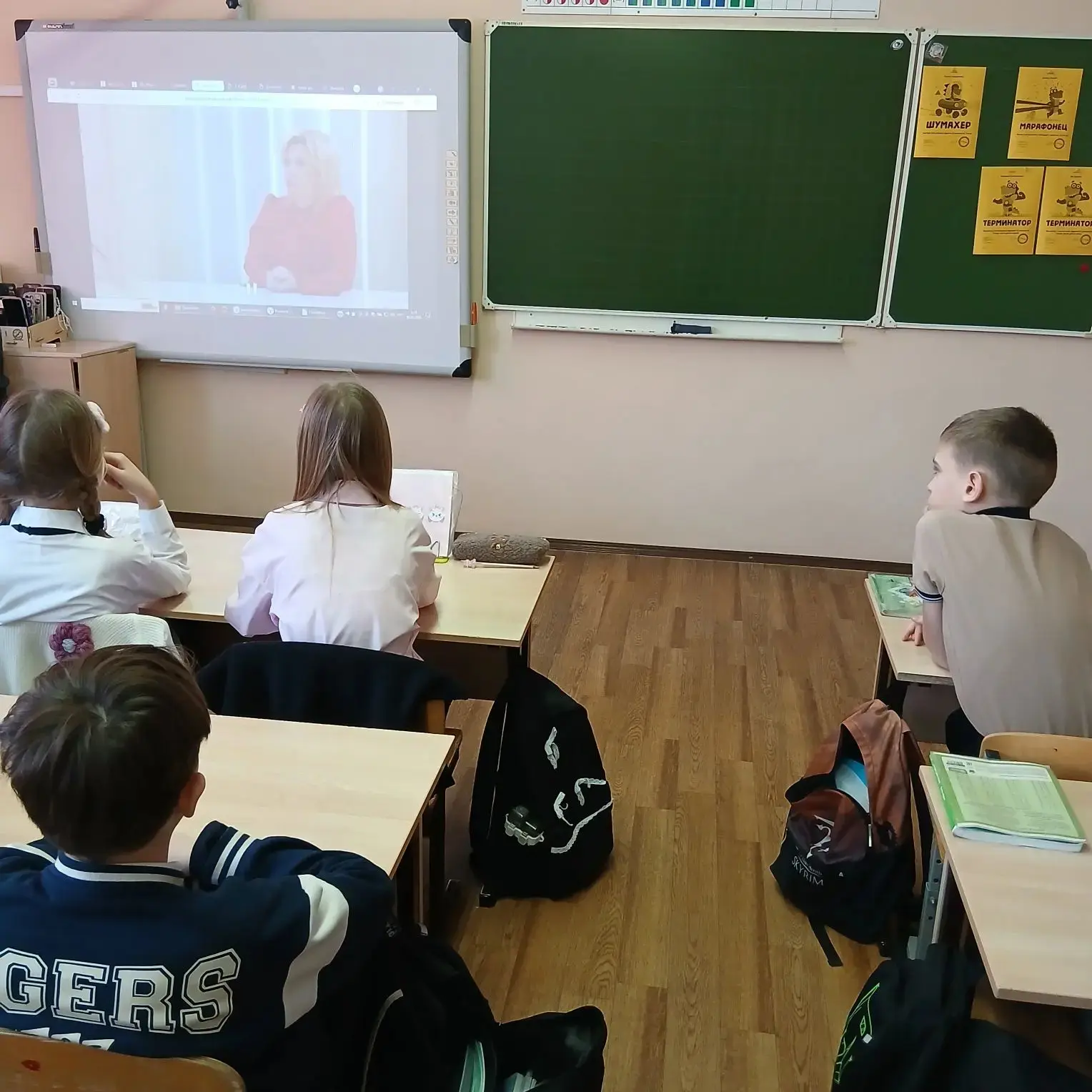 🇷🇺 Новая учебная неделя началась в лицее с традиционной церемонии поднятия флага Российской Федераци