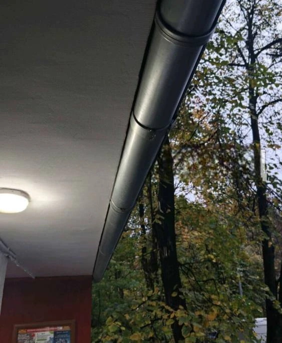 💧 Водосток на Сумской льёт воду прямо на жителей