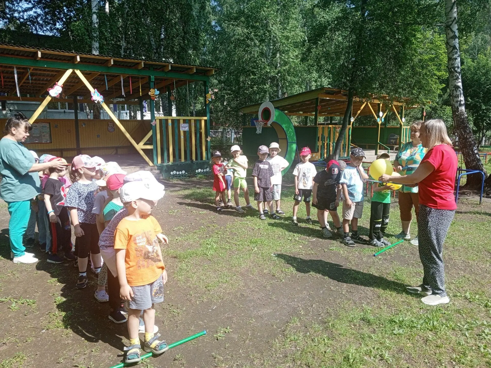 Для здоровья важен спорт,
Чтоб болезням дать отпор.
Нужно спортом заниматься,
И здоровым оставаться!