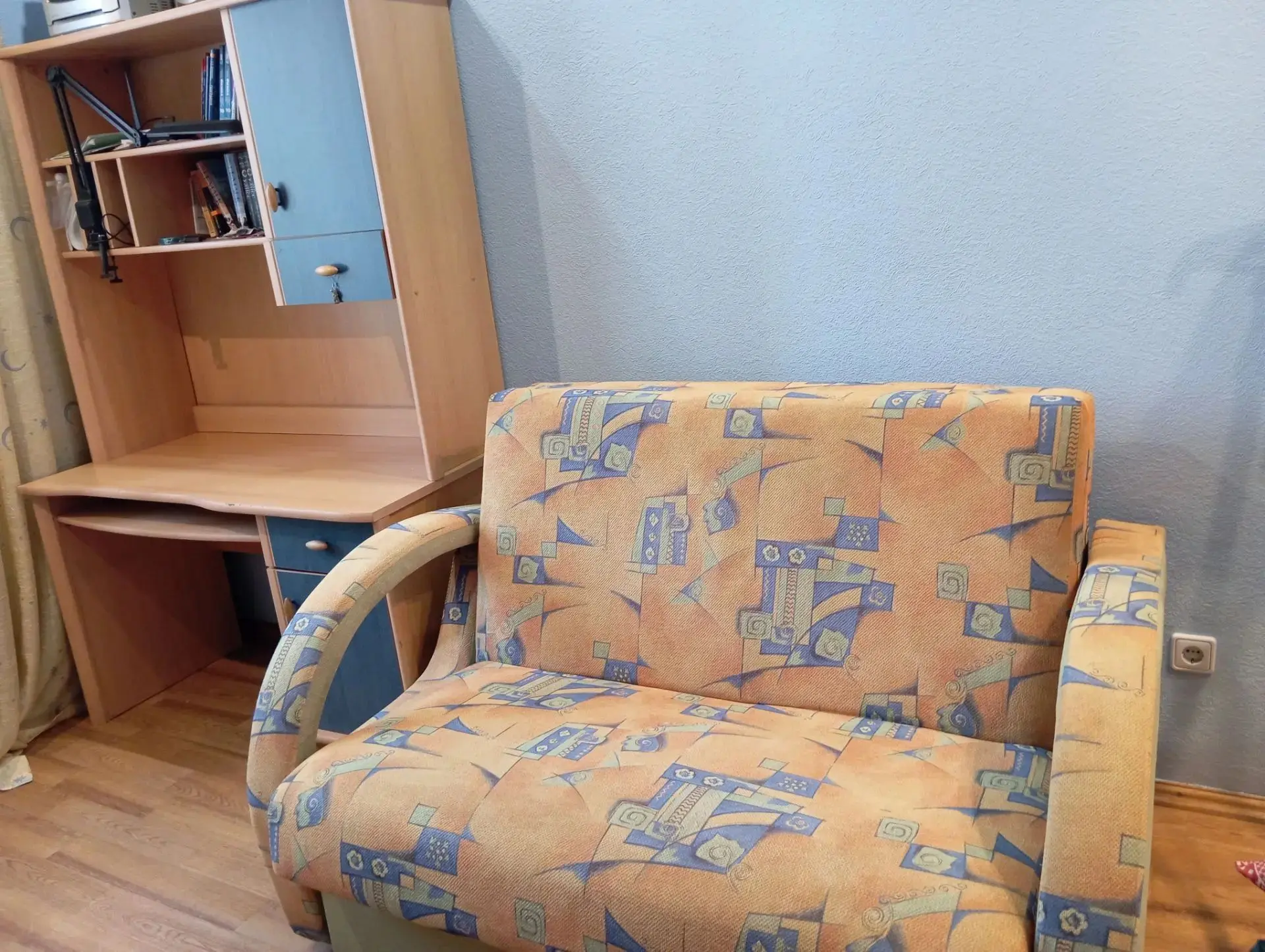 Продам стол-шкаф ученический за 4 т. Мини-диван раскладной ( спальное место 195х120) 7т...