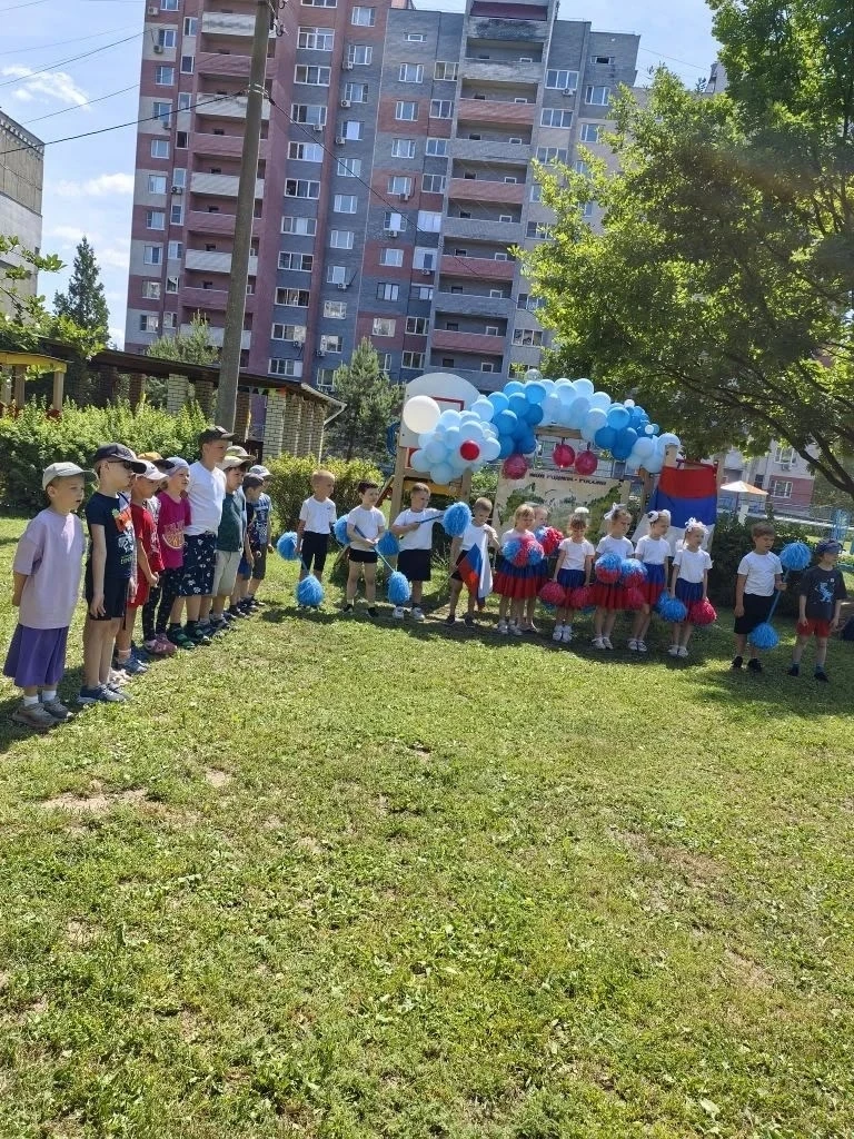С Днём России! Как мы отметили этот праздник в нашем детском саду 🇷🇺

Сегодняшний день в стенах на