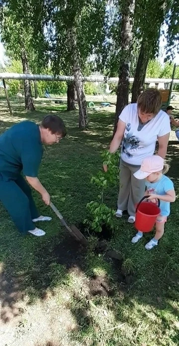 Акция "Сад - связь поколений", посадим будущее вместе! 🌳

В рамках мероприятия семья Ксюши и Егора,