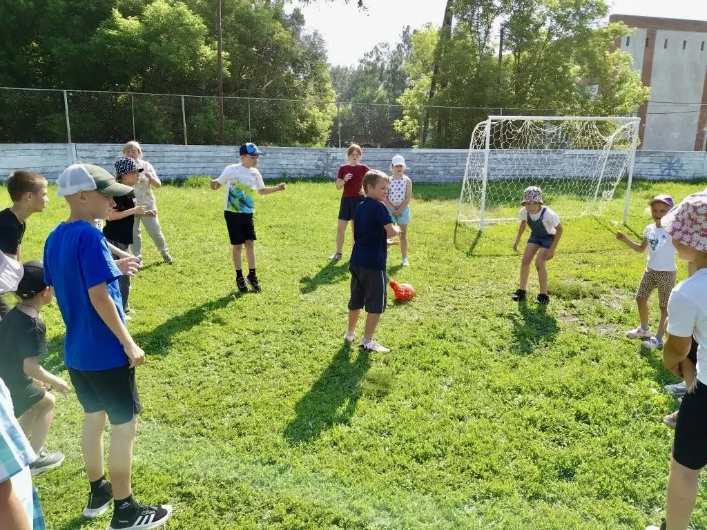 ☀️Дворовые игры - это здорово! 

🙌🏻Сегодня специалист МКУК «Быструхинское СКО» Наталья Алексеевна 