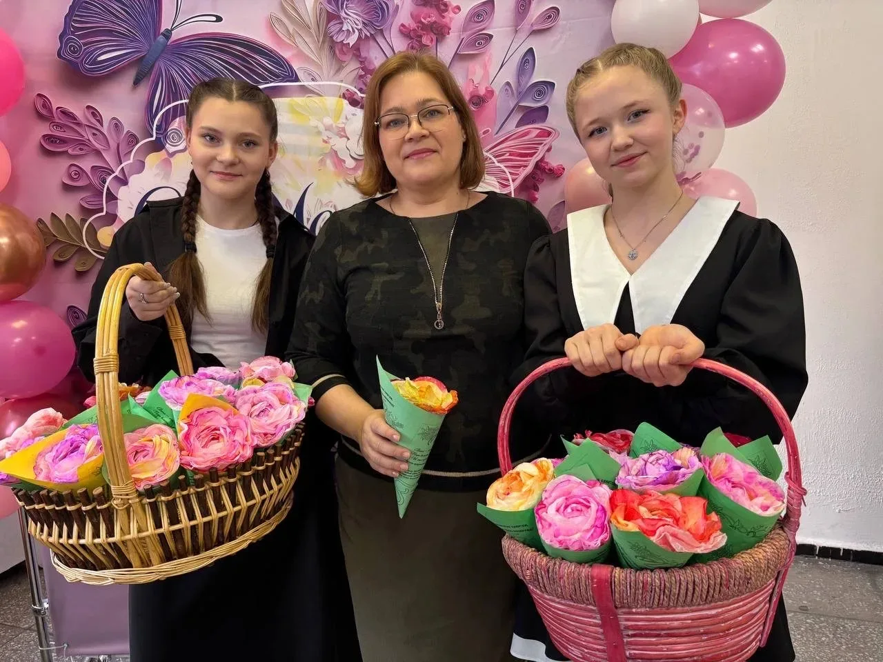 🌸 Активисты Движения Первых и волонтёры отряда «РИТМ» подарили учителям праздник!🌷  На этой неделе н