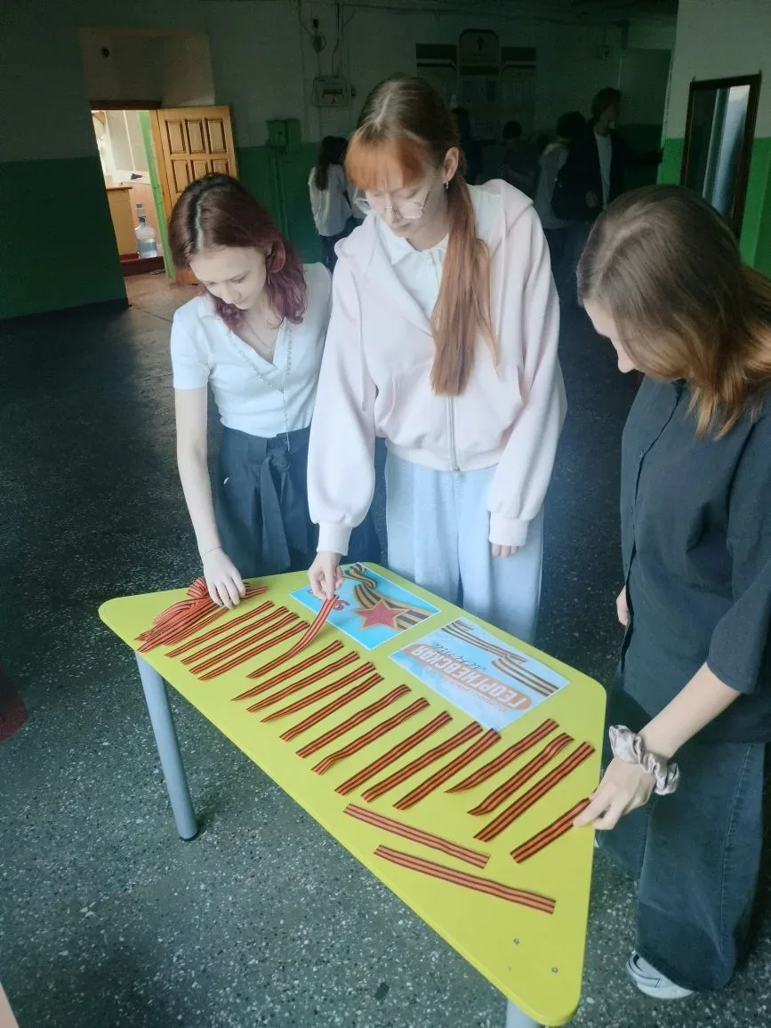 Сегодня в нашей школе была проведена замечательная акция "Георгиевская лента"! 🎗️ В холле школы  сов