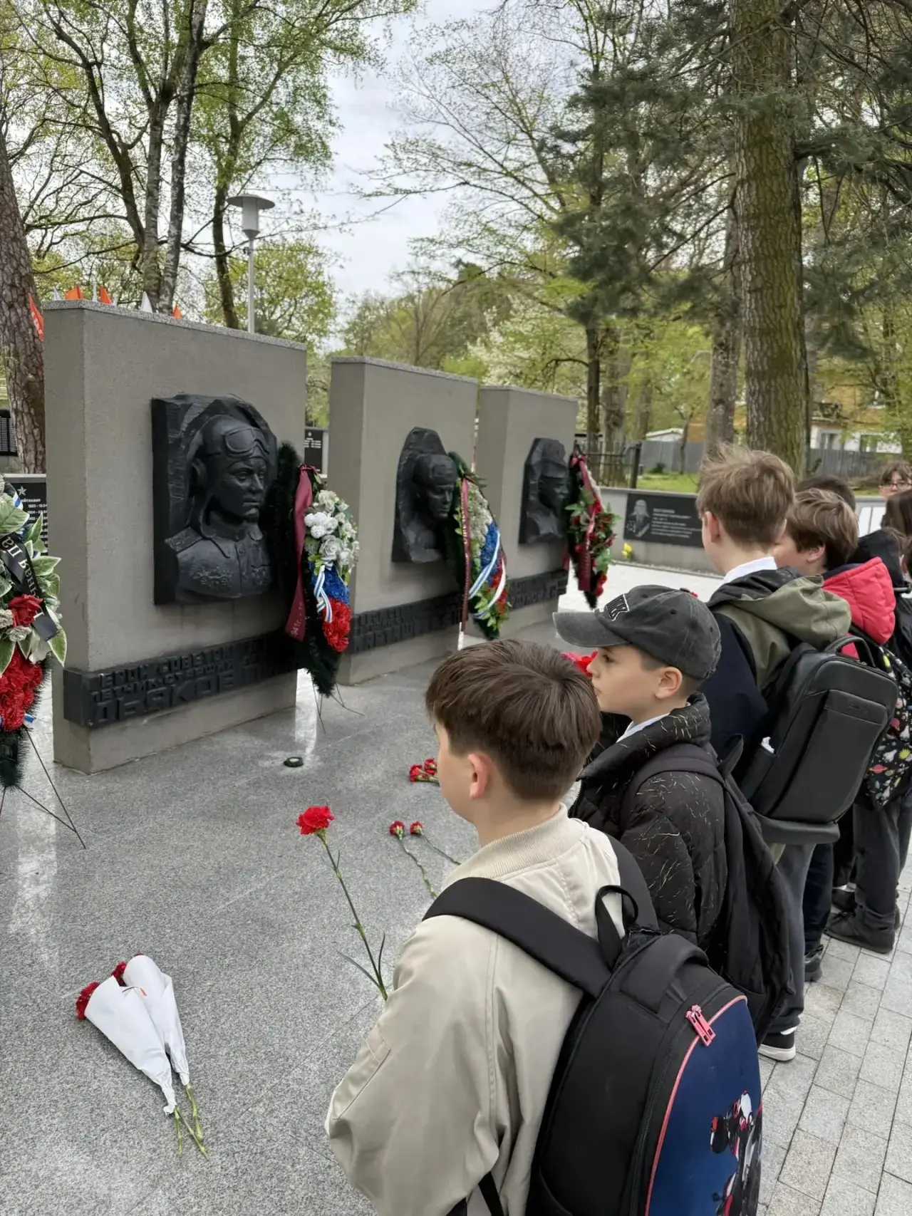 🕊️ На Мемориальном комплексе на братской могиле советских воинов в пос. им. А. Космодемьянского сост