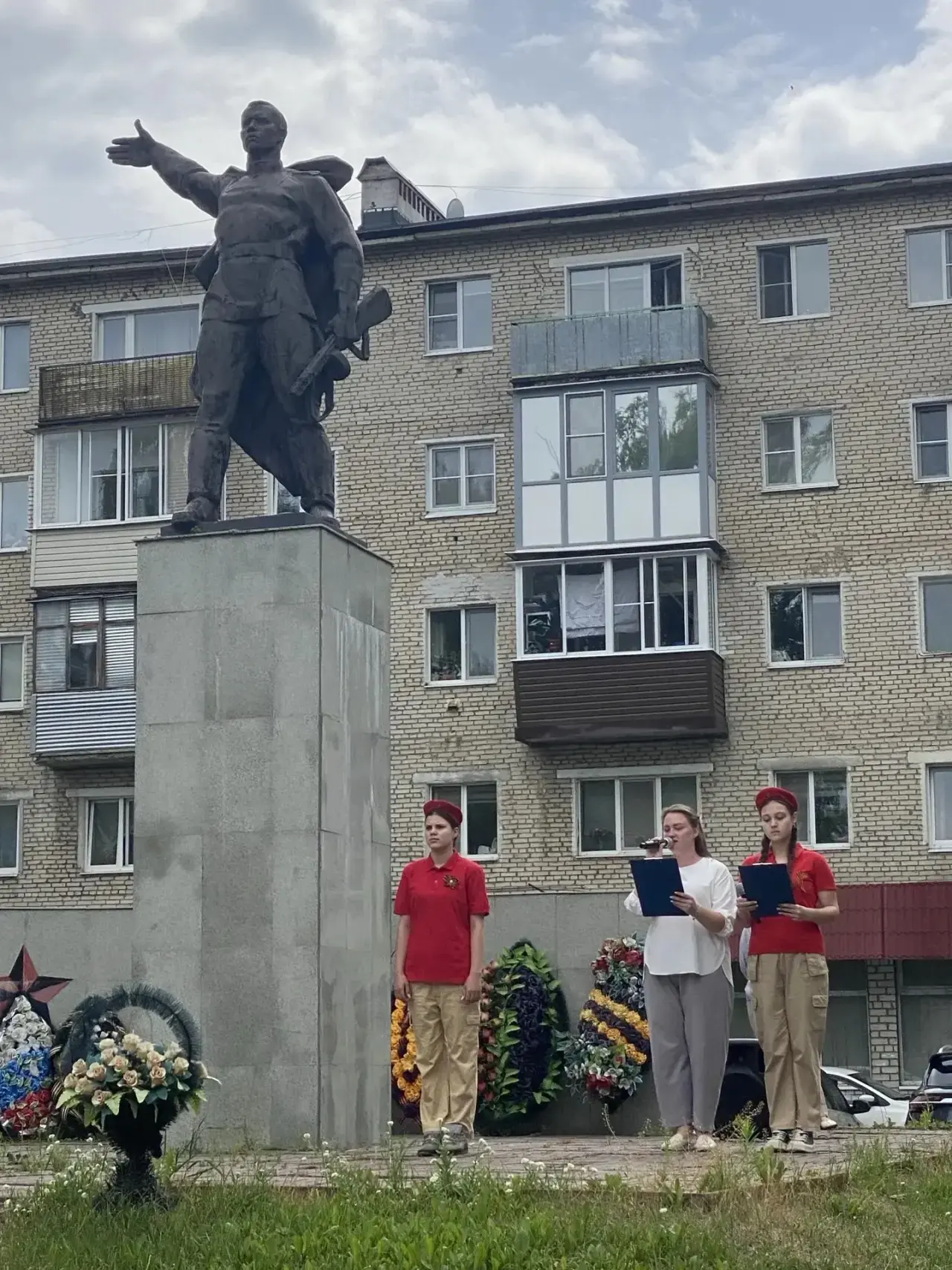 Сегодня, в День памяти и скорби, наши дошколята из старшей группы №33 МБОУ «Эффективная...