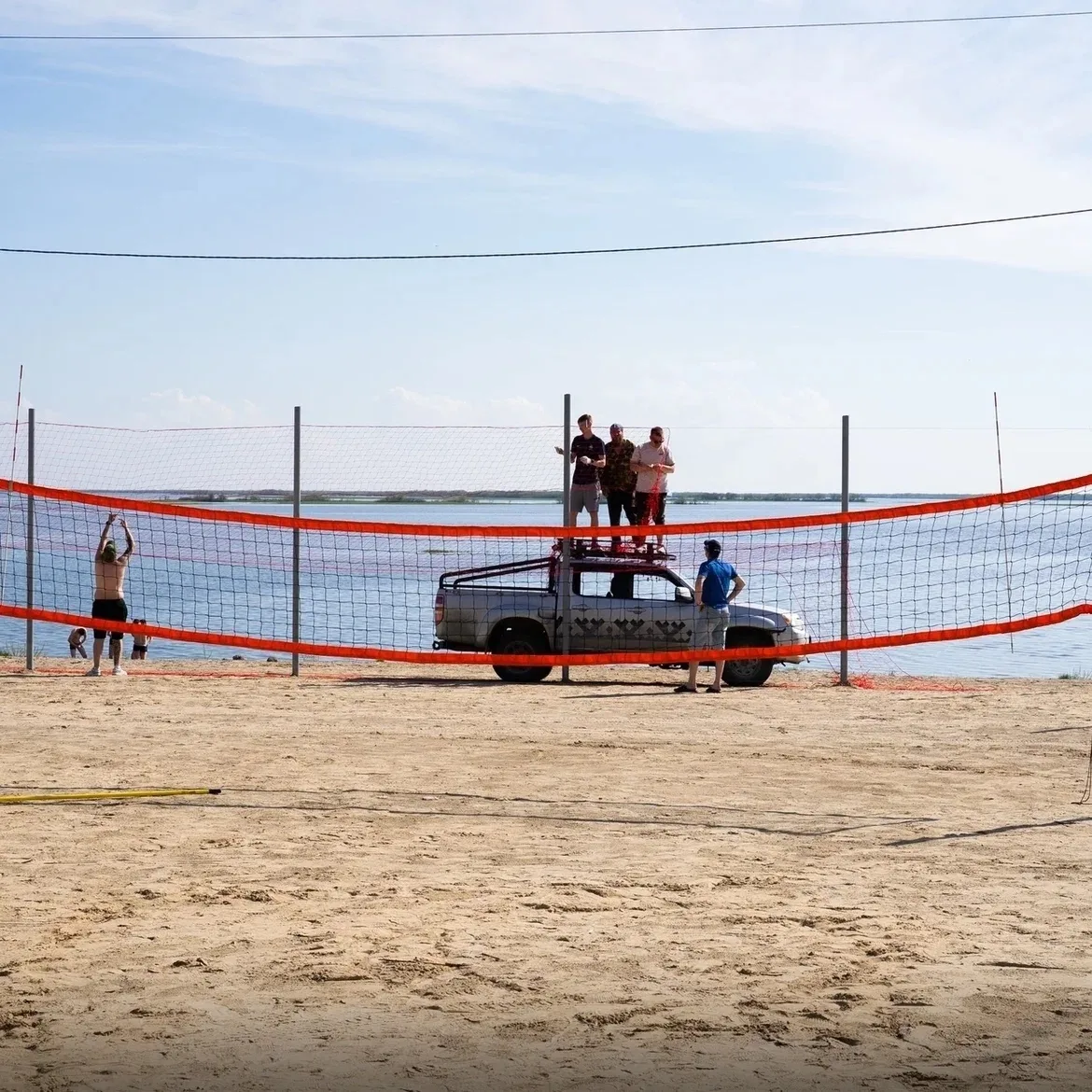 🏐 В зоне отдыха на берегу реки Полябта установлены две волейбольные сетки — отдельно для мужских и 
