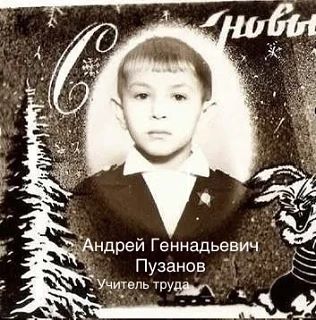 Школьная форма, огромные банты, букеты и то самое волнение перед первой линейкой.