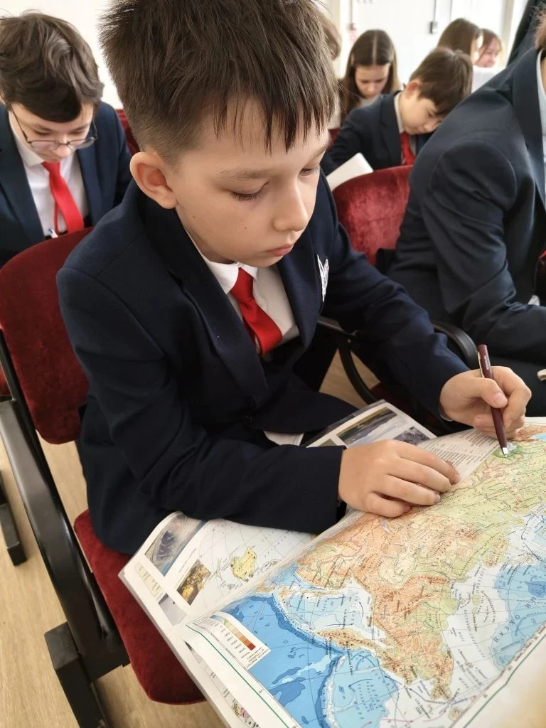 День географии в школе.  🌍В лицее состоялось Всероссийское просветительское мероприятие, организован