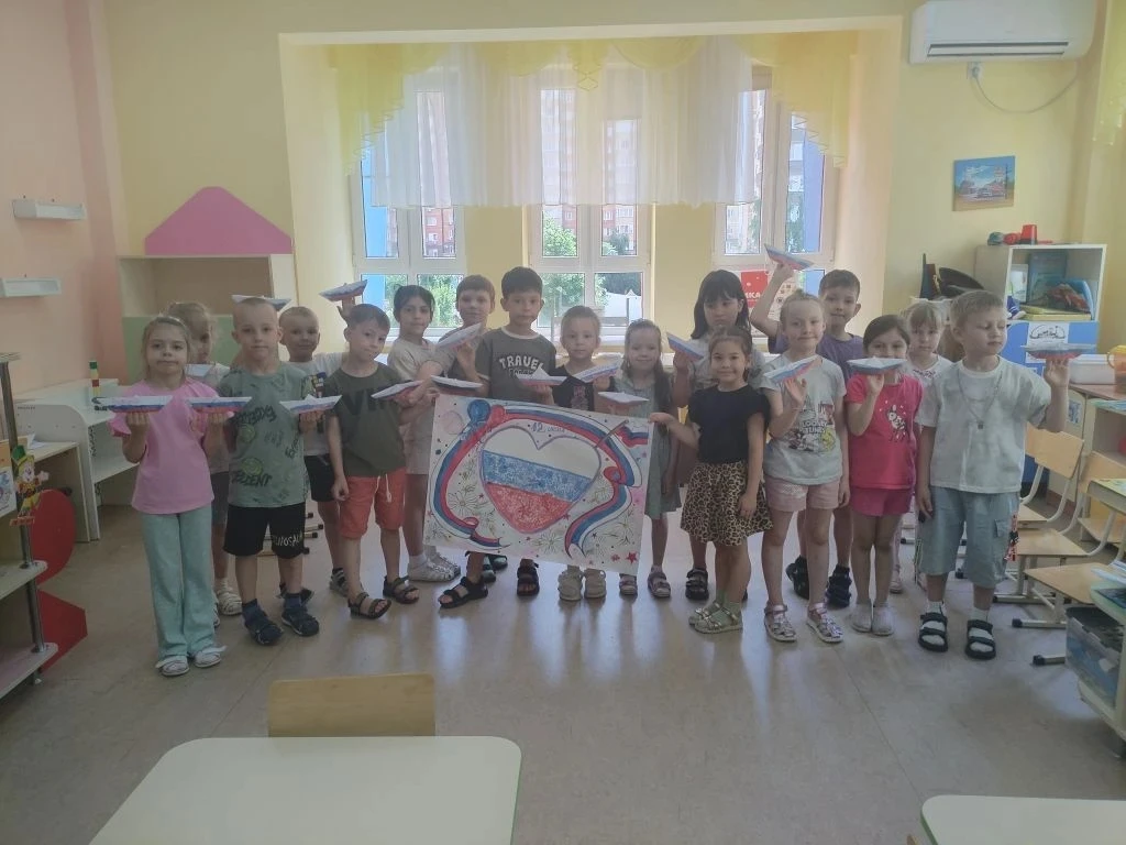 🎤Ко Дню России дети подготовительной группы
13, с увлечением занялись творчеством. 
Ребята сложили 