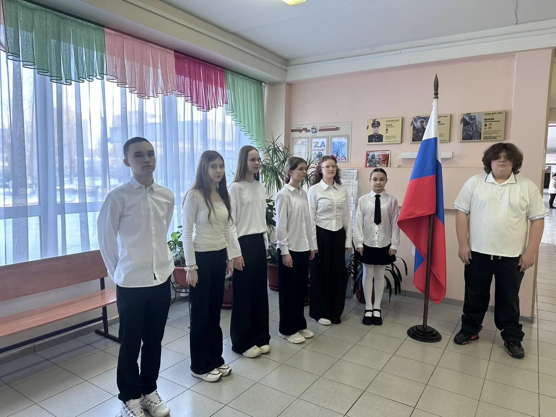 Сегодня, в понедельник, честь поднять государственный флаг нашей страны выпала ребятам, сумевшим пре