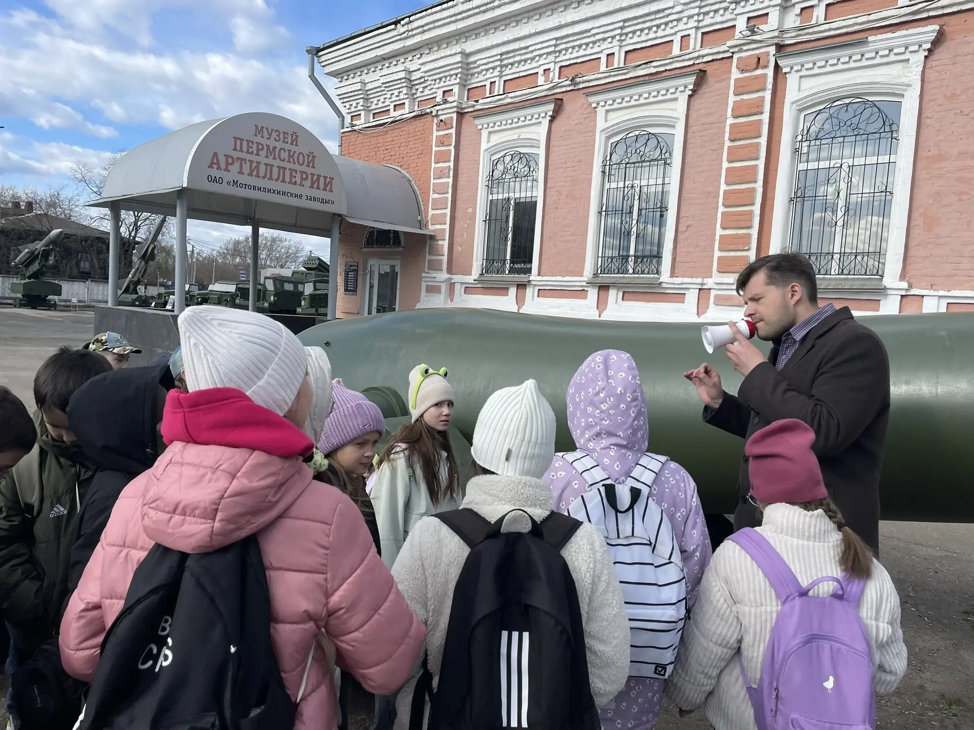 ✨ Путешествие в историю Великой Отечественной войны  🎓 Ученики 3 «А» и 3 «Г» классов в праздничные д