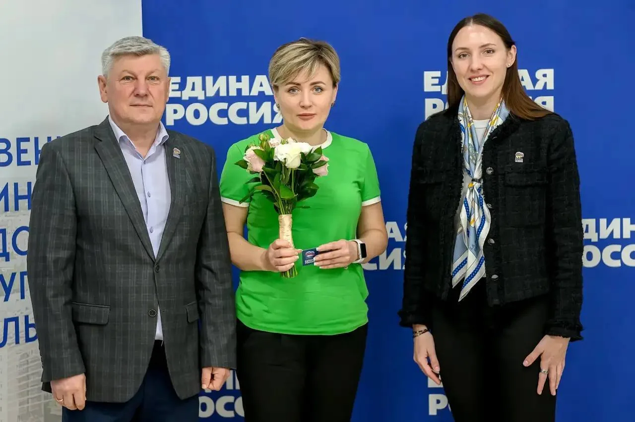 👍 Новым членам партии «Единая Россия» вручили партийные билеты в Подольске  Партийные билеты сторонн