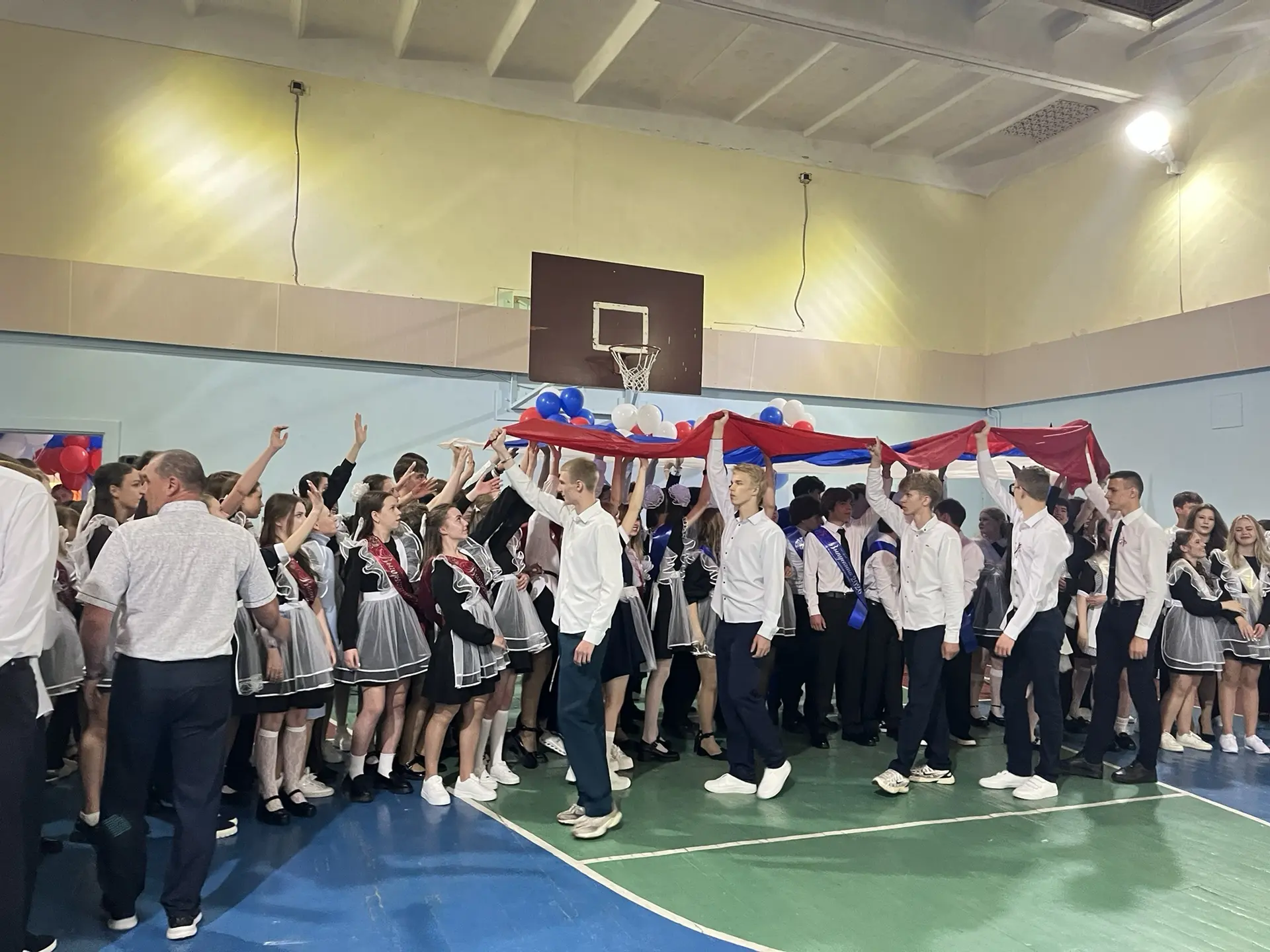 🎓✨ Сегодня, 26 мая, в нашей школе прозвенел Последний звонок для выпускников 9-х и 11-х классов! ✨🎓 