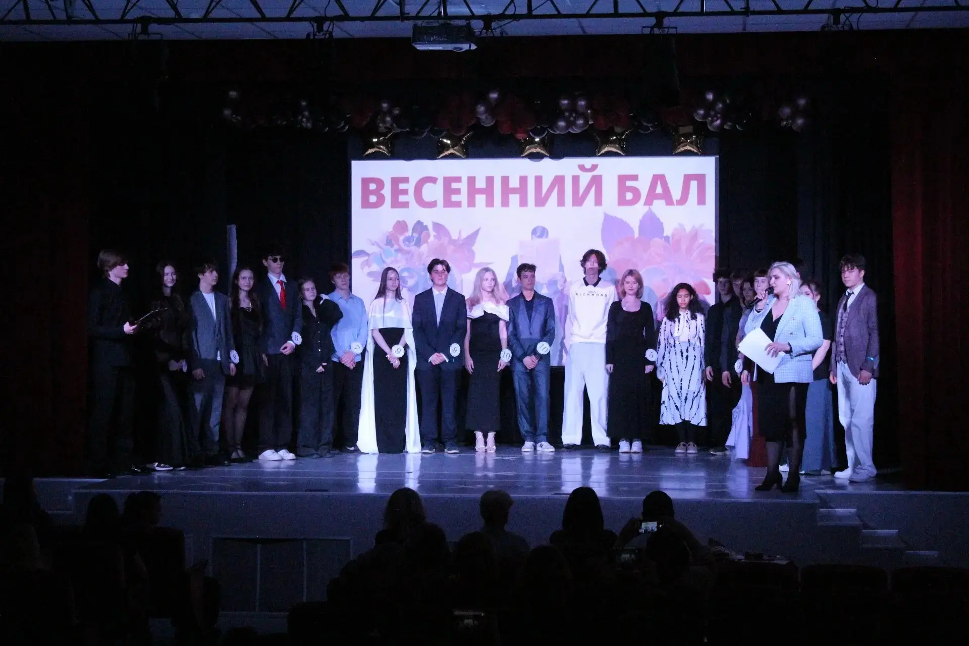 🎭 «Весенний бал»: битва умов, ловкости и талантов! 🌸  В нашей школе прошел один из самых ярких конку