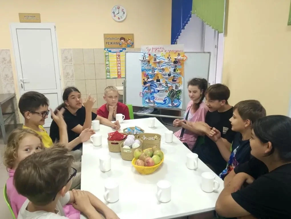Вот и закончилась 3 смена пришкольного лагеря. Вечером все собрались за столом. "Вечерний огонек" пр