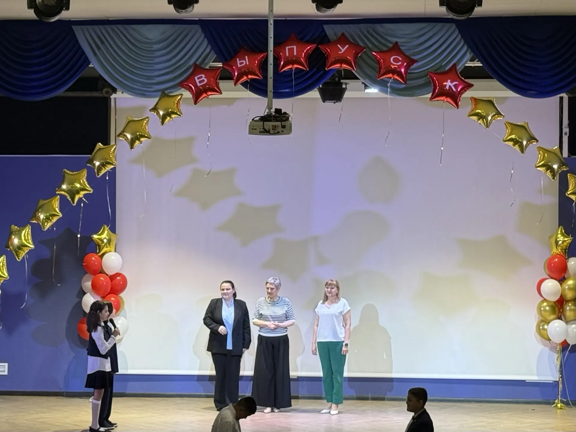 🚀 В добрый путь, 4 «Д» и 4 «Ж»!  В школе прошёл трогательный  выпускной у ребят 4 «Ж» и 4 «Д» классо